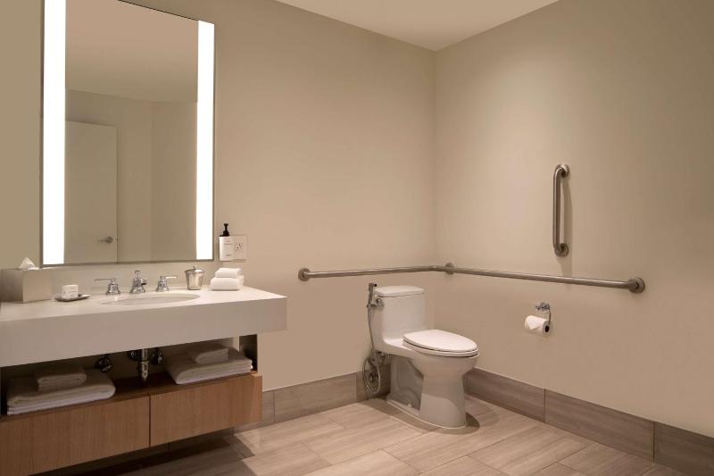 Deluxe King Room with Tub - Mobility/Hearing Access image 2