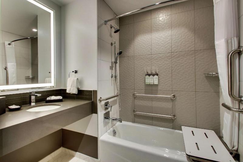 King Room with Bath Tub - Mobility and Hearing Access/Non-Smoking image 4