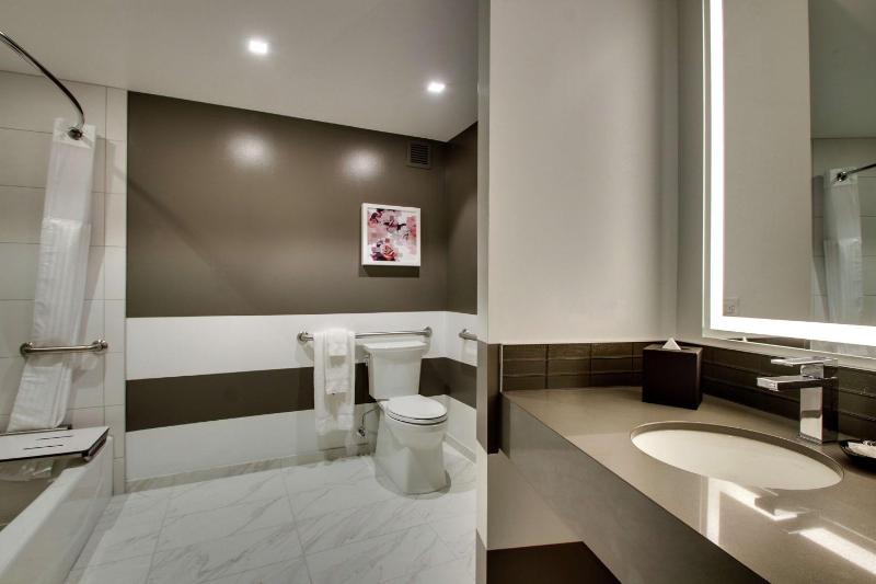 King Room with Bath Tub - Mobility and Hearing Access/Non-Smoking image 3