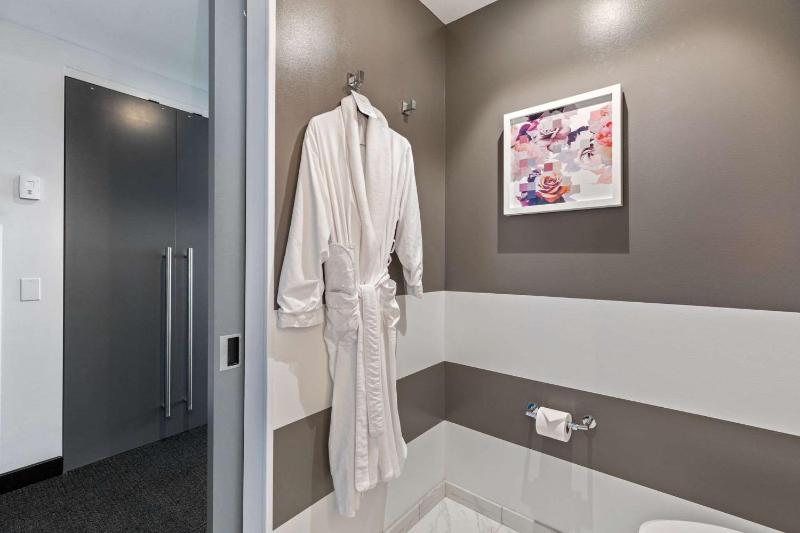 Deluxe King Room image 2