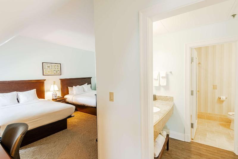 Queen Room with Two Queen Beds image 4