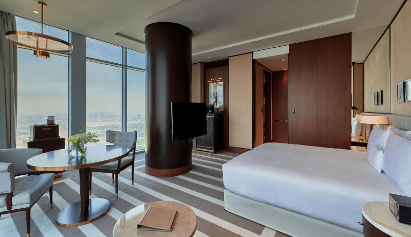 Corner King Room with Skyline View image 4