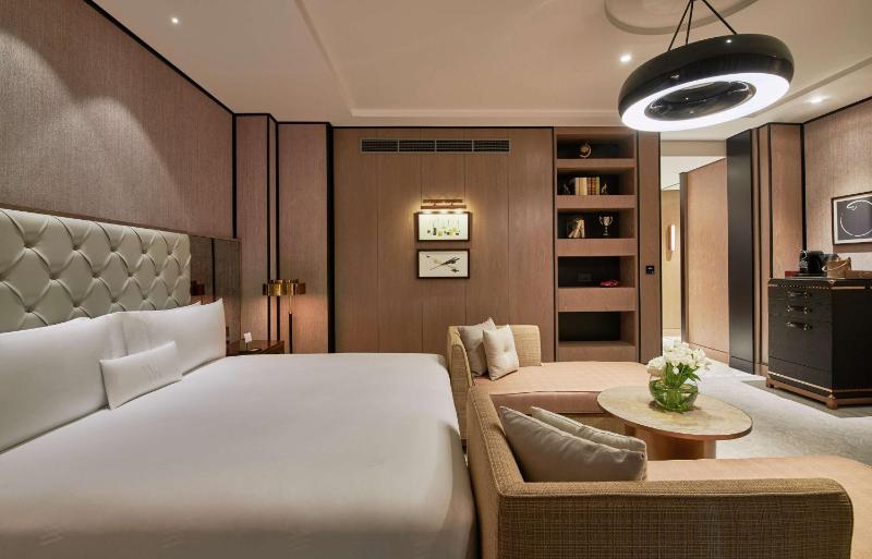 Grand Deluxe King Room image 3