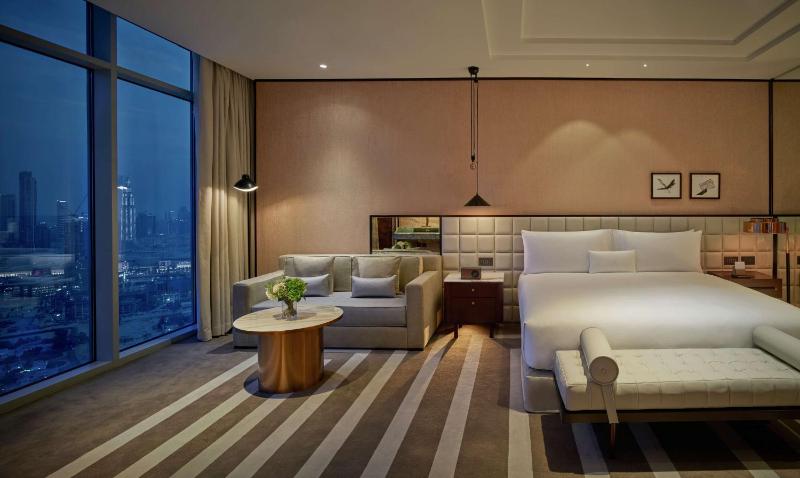 Corner King Suite with Skyline View image 4