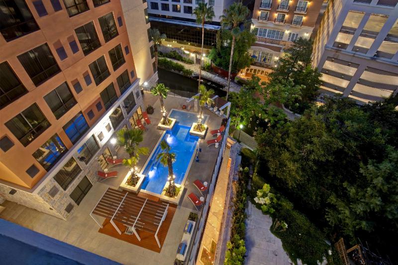 Hampton Inn & Suites San Antonio Riverwalk - image 7