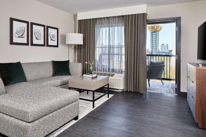 One-Bedroom King Suite with Balcony image 4
