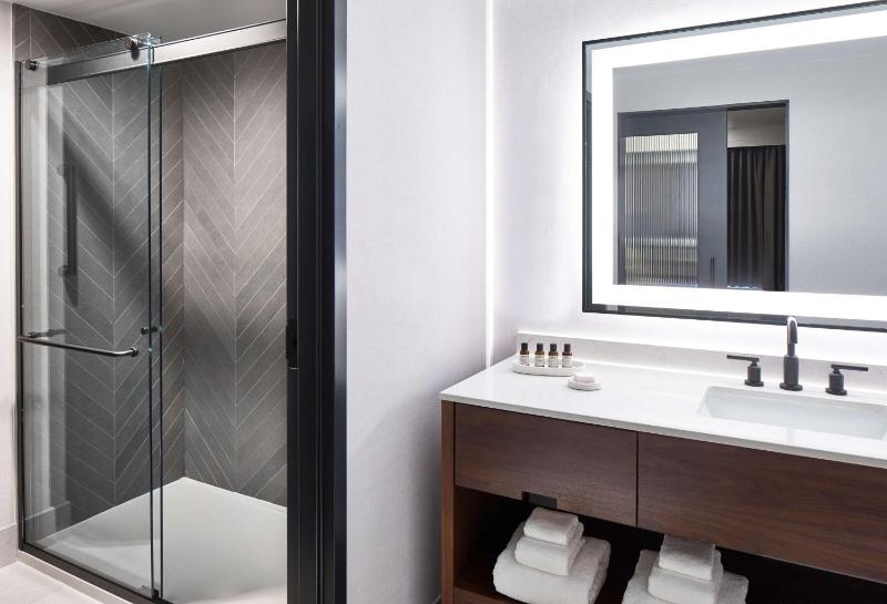 One-Bedroom King Suite with Balcony image 2