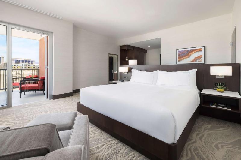 One-Bedroom King Suite with Balcony image 4