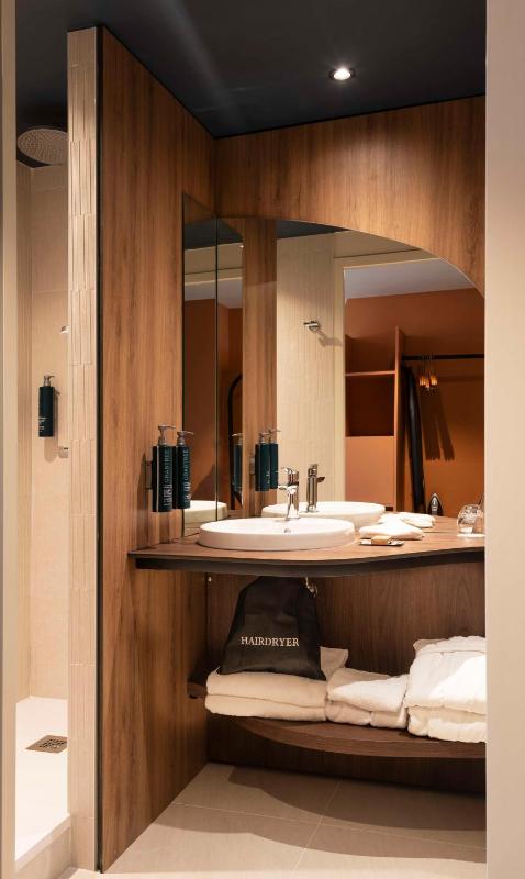 King Guest Room image 4