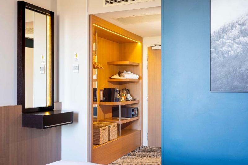 Deluxe King Room image 3