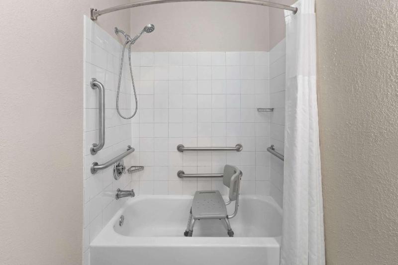 1 King Bed, Mobility Accessible Room, Bathtub w/ Grab Bars, Non-Smoking image 3