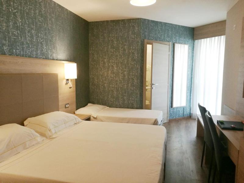Triple Room with Balcony image 2