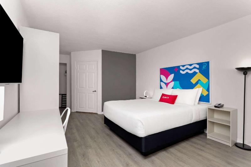 Queen Room with Roll-In Shower - Mobility Accessible/Non-Smoking image 2