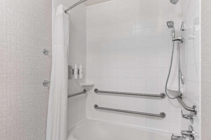 Queen Room with Two Queen Beds - Mobility and Hearing Access/Non-Smoking image 2