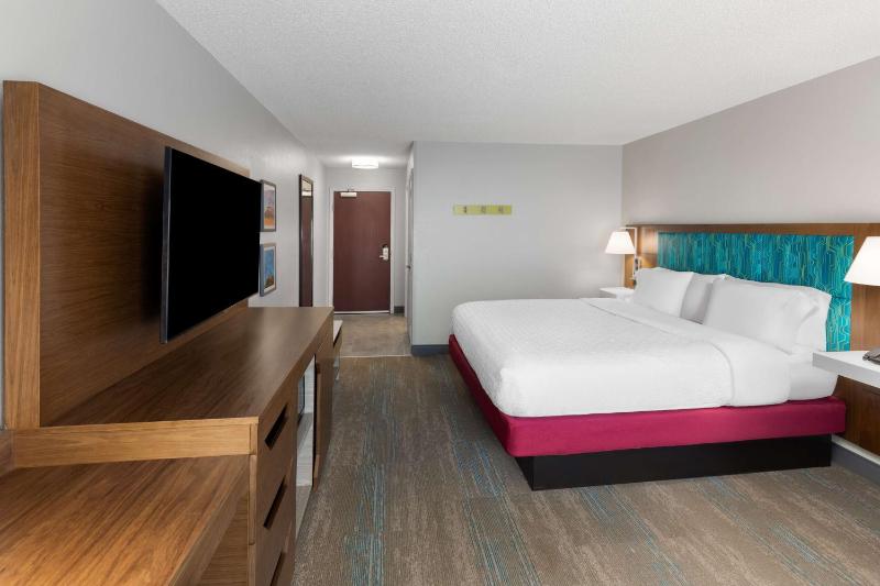 King Room with King Bed - Non-Smoking image 3