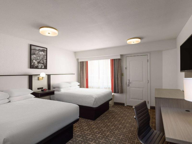 Standard Double Room with Two Double Beds and Courtyard View - Non-Smoking image 3