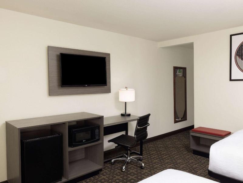 Standard Double Room with Two Double Beds and Courtyard View - Non-Smoking image 2