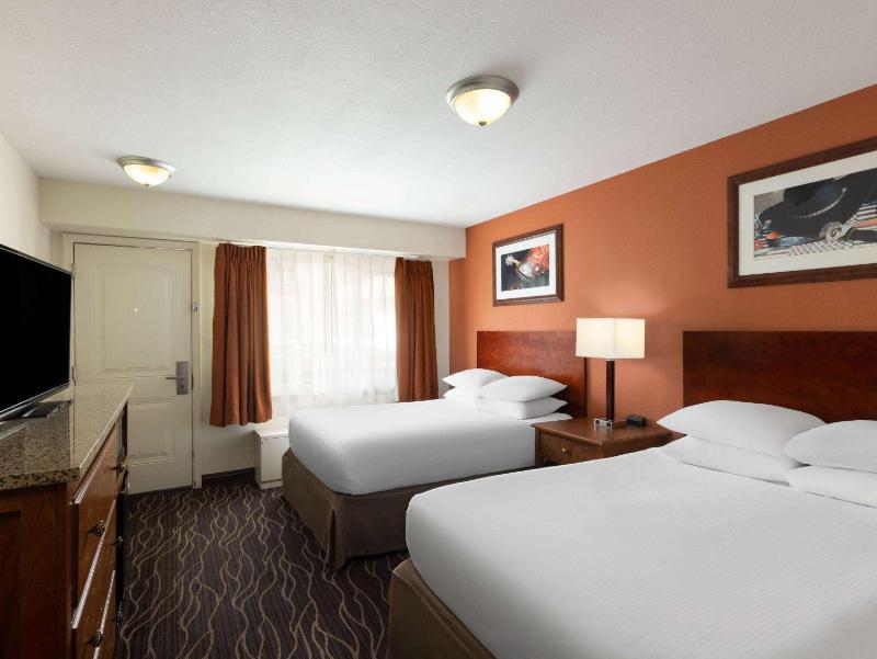 Standard Double Room with Two Double Beds and Courtyard View - Non-Smoking image 1