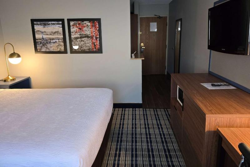 Queen Room - Disability Access/Non-Smoking image 4