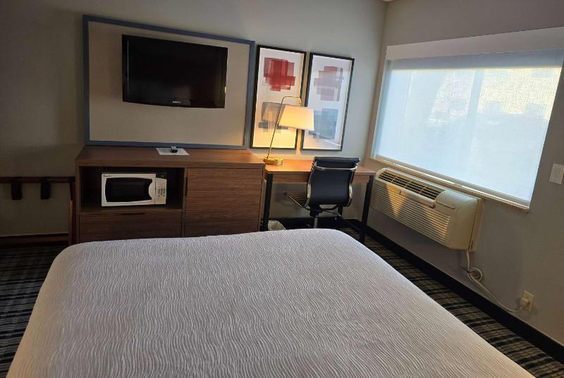Queen Room - Disability Access/Non-Smoking image 3