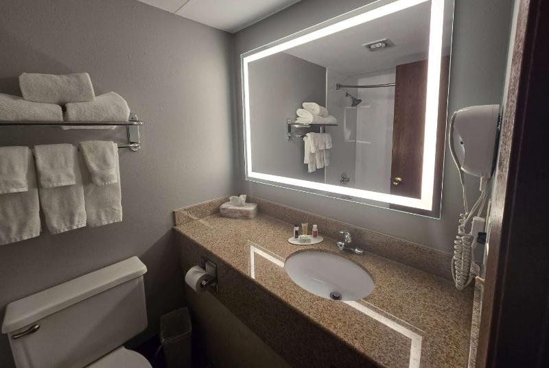 Queen Room - Non-Smoking image 2