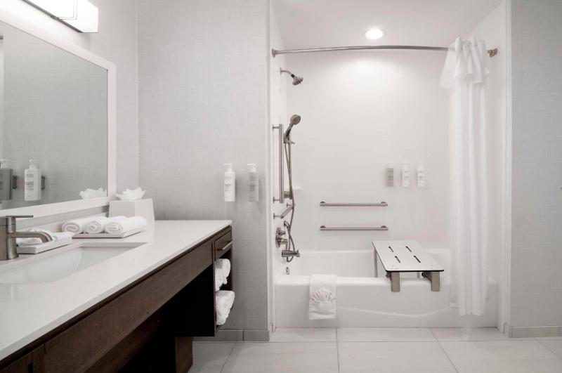 King Suite with Bath Tub - Hearing Accessible image 2