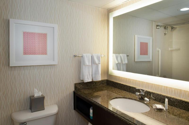 High Floor, Guest room, 1 King, West Tower   image 3