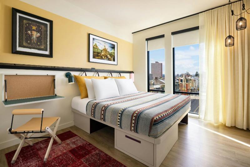 King Room with City View image 4