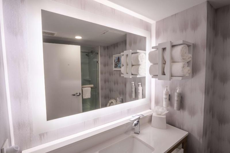 King Room with Roll-In Shower - Mobility/Hearing Accessible image 3