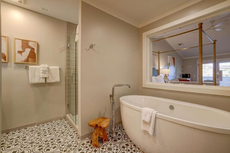 One-Bedroom King Suite image 2