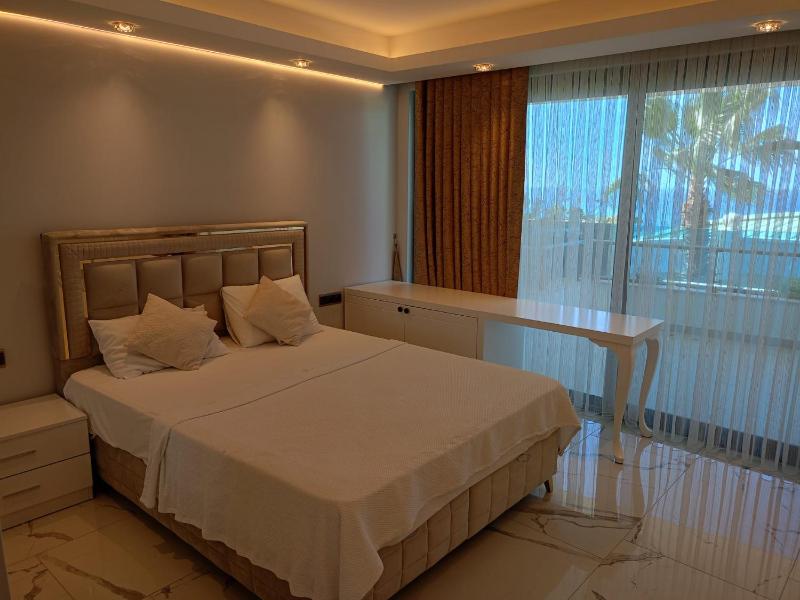 Three-Bedroom Apartment with Sea View image 4