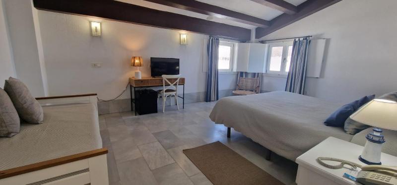 Double or Twin Room on the seafront image 4