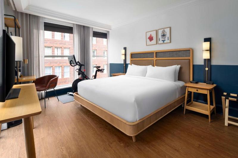 King Room with City View image 3