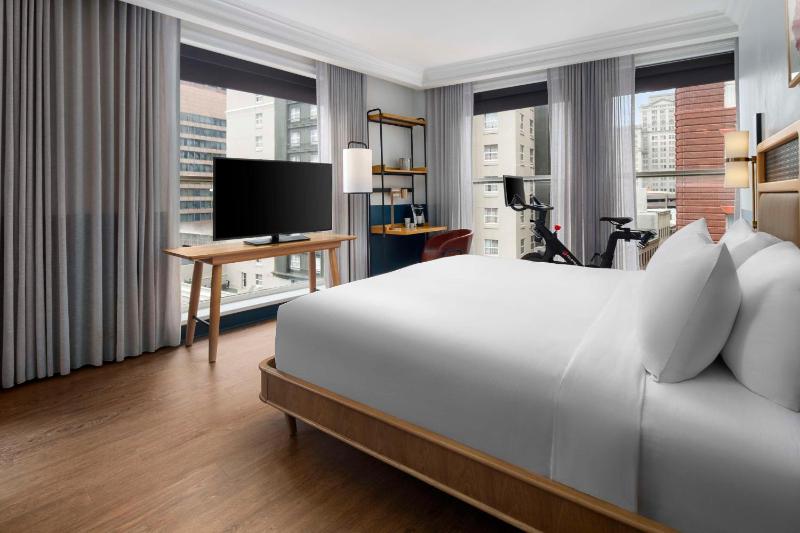 King Room with City View image 2