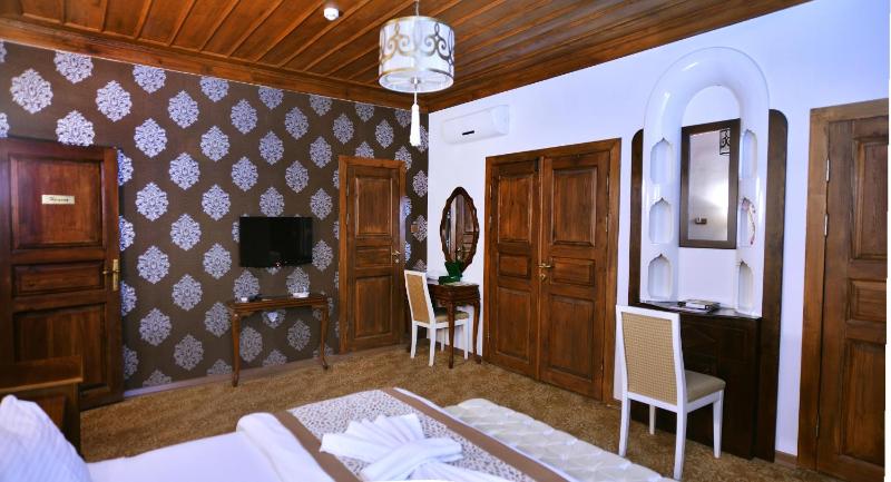 Standard Double Room image 4