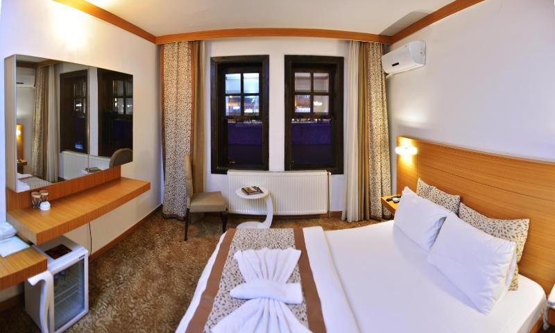 Standard Double Room image 3