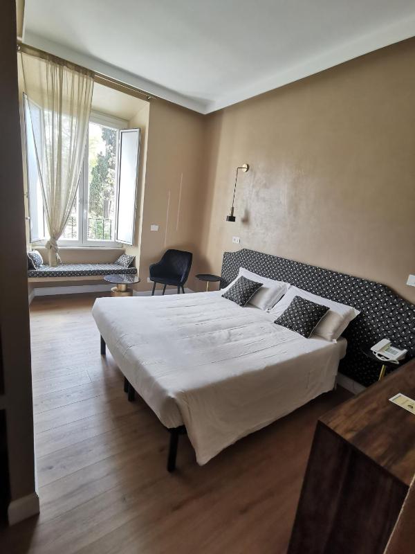 Deluxe Double or Twin Room image 1