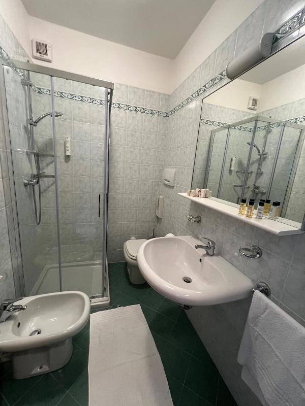 Single Room image 3