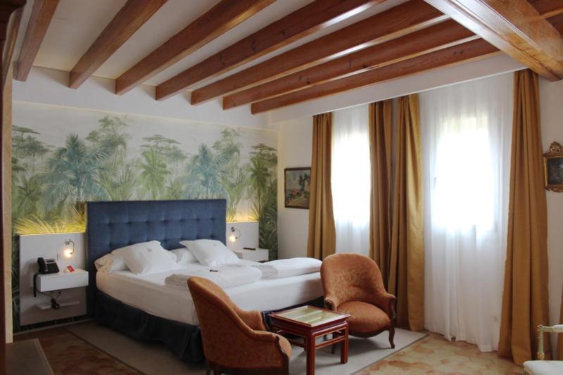 Deluxe Double Room image 4