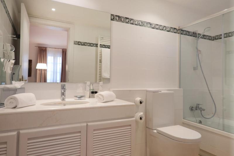 Deluxe Double Room image 2