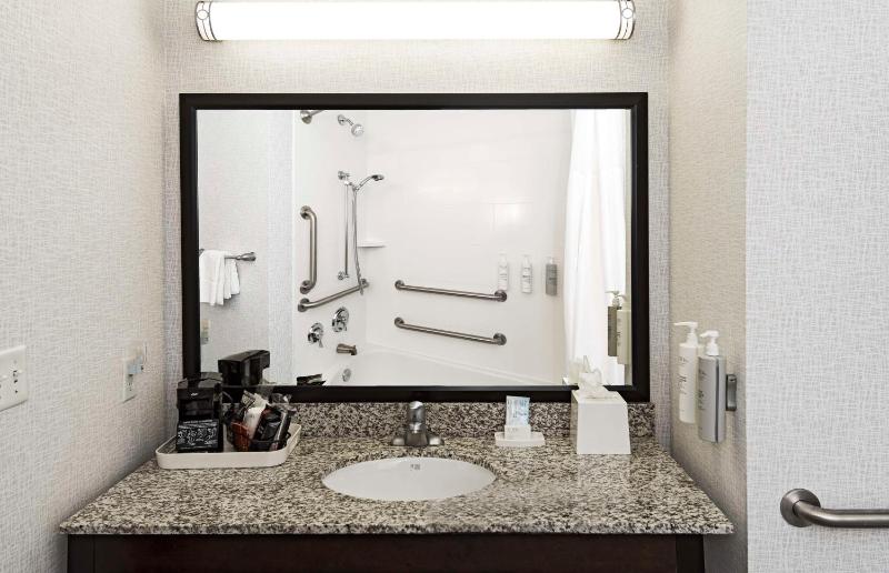King Room with Accessible Tub - Mobility and Hearing Access/Non-Smoking image 2
