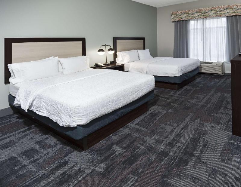 Queen Room with Two Queen Beds - Non-Smoking image 4