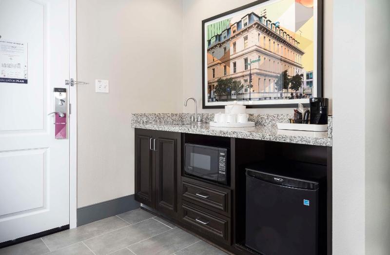 King Studio with Roll-In Shower - Mobility and Hearing Access/Non-Smoking image 1