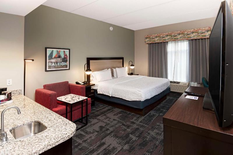 Deluxe King Room - Non-Smoking image 3