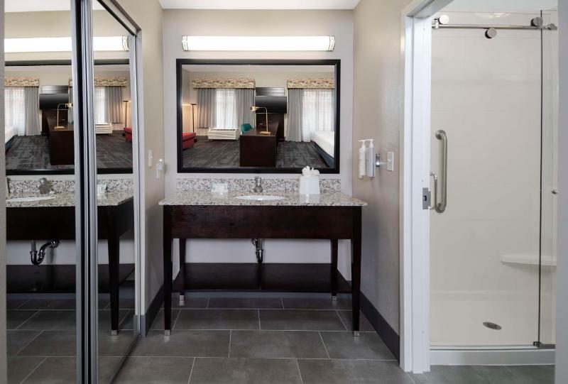 King Studio with Roll-In Shower - Mobility and Hearing Access/Non-Smoking image 2
