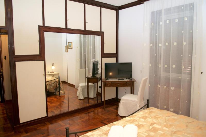 Double Room image 3