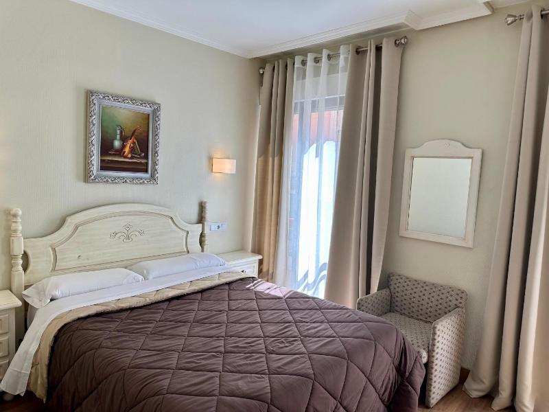 Double or Twin Room image 2