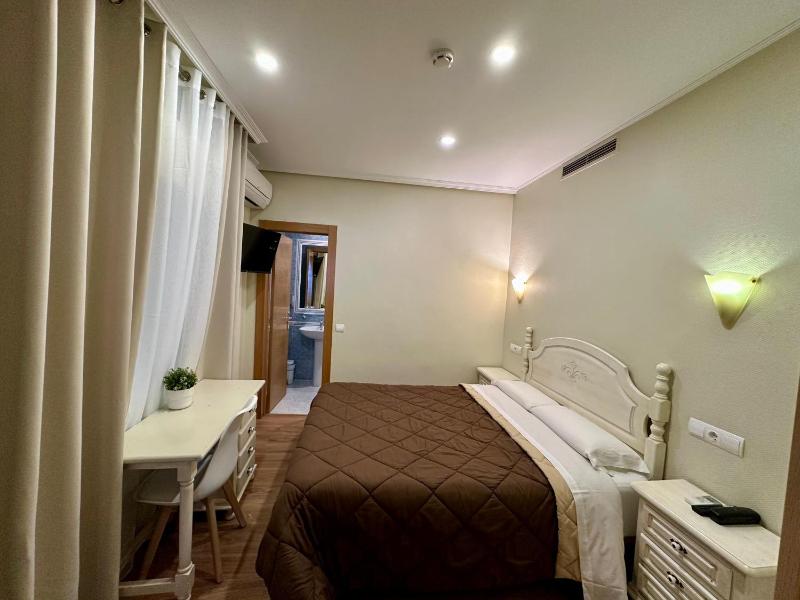 Double or Twin Room image 3