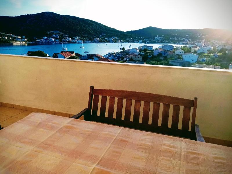 One-Bedroom Apartment with Terrace and Sea View image 3