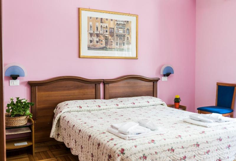 Double or Twin Room image 3